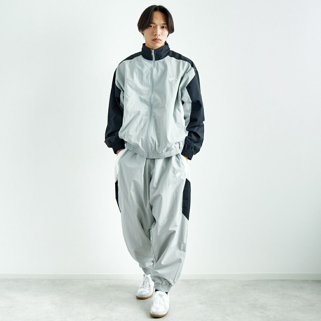 NIKE [ナイキ] クラブ ウーブントラックパンツ [HQ6115] 077 LT SMO &&モデル身長：179cm 着用サイズ：L&&