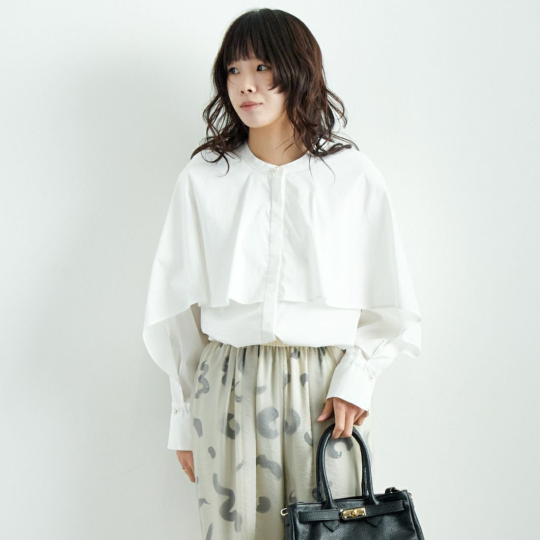 CHIGNON [シニヨン] ラッフルシャツブラウス [1646-487KK] WHITE &&モデル身長：167cm 着用サイズ：F&&