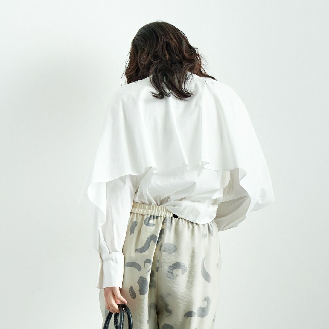 CHIGNON [シニヨン] ラッフルシャツブラウス [1646-487KK] WHITE &&モデル身長：167cm 着用サイズ：F&&