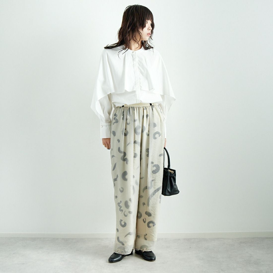 CHIGNON [シニヨン] ラッフルシャツブラウス [1646-487KK] WHITE &&モデル身長：167cm 着用サイズ：F&&