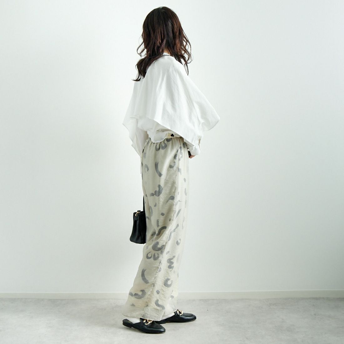 CHIGNON [シニヨン] ラッフルシャツブラウス [1646-487KK] WHITE &&モデル身長：167cm 着用サイズ：F&&