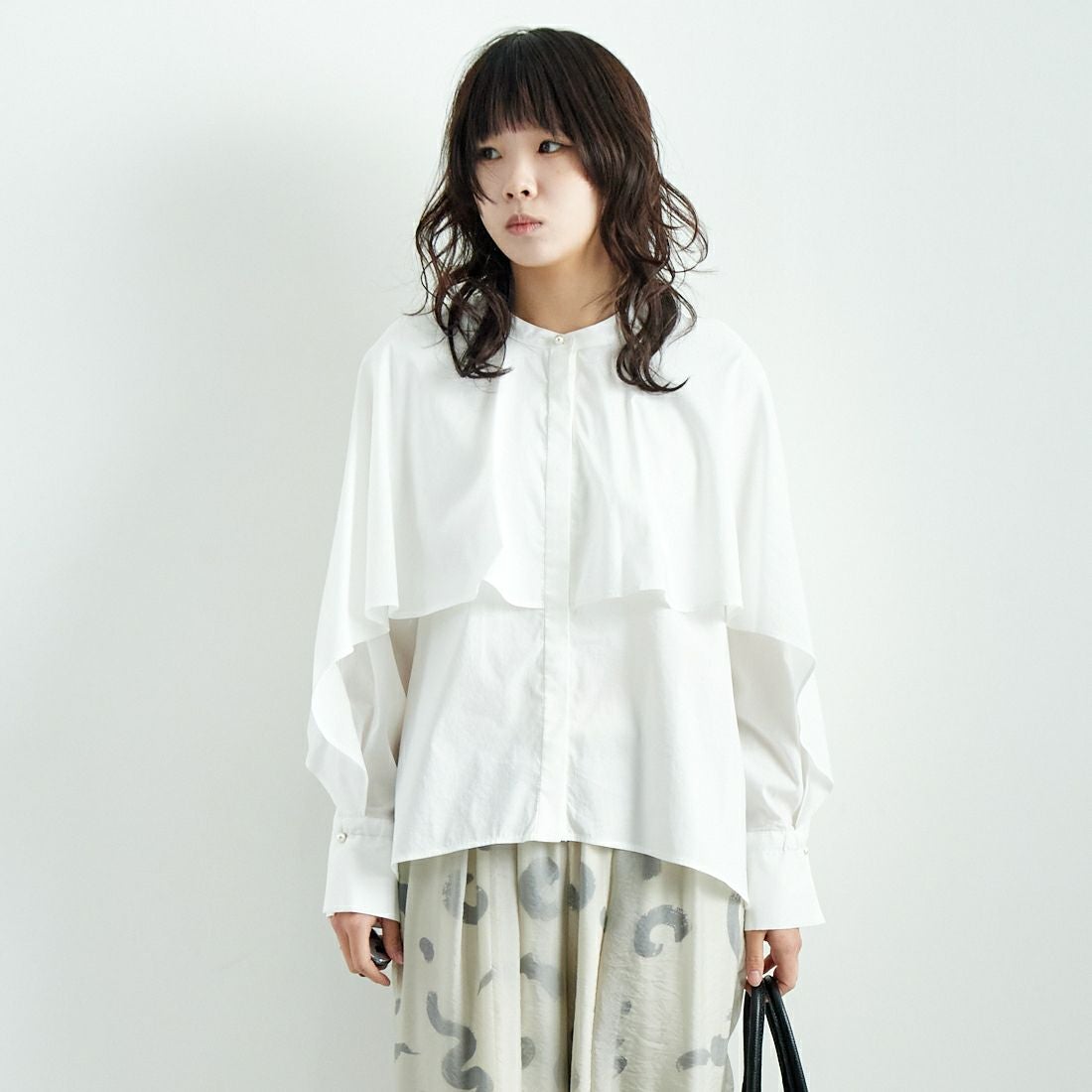 CHIGNON [シニヨン] ラッフルシャツブラウス [1646-487KK] WHITE &&モデル身長：167cm 着用サイズ：F&&