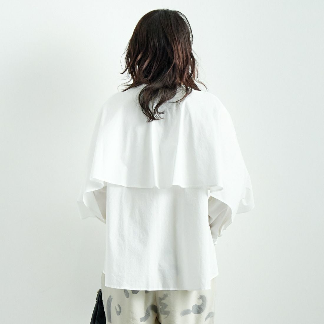 CHIGNON [シニヨン] ラッフルシャツブラウス [1646-487KK] WHITE &&モデル身長：167cm 着用サイズ：F&&