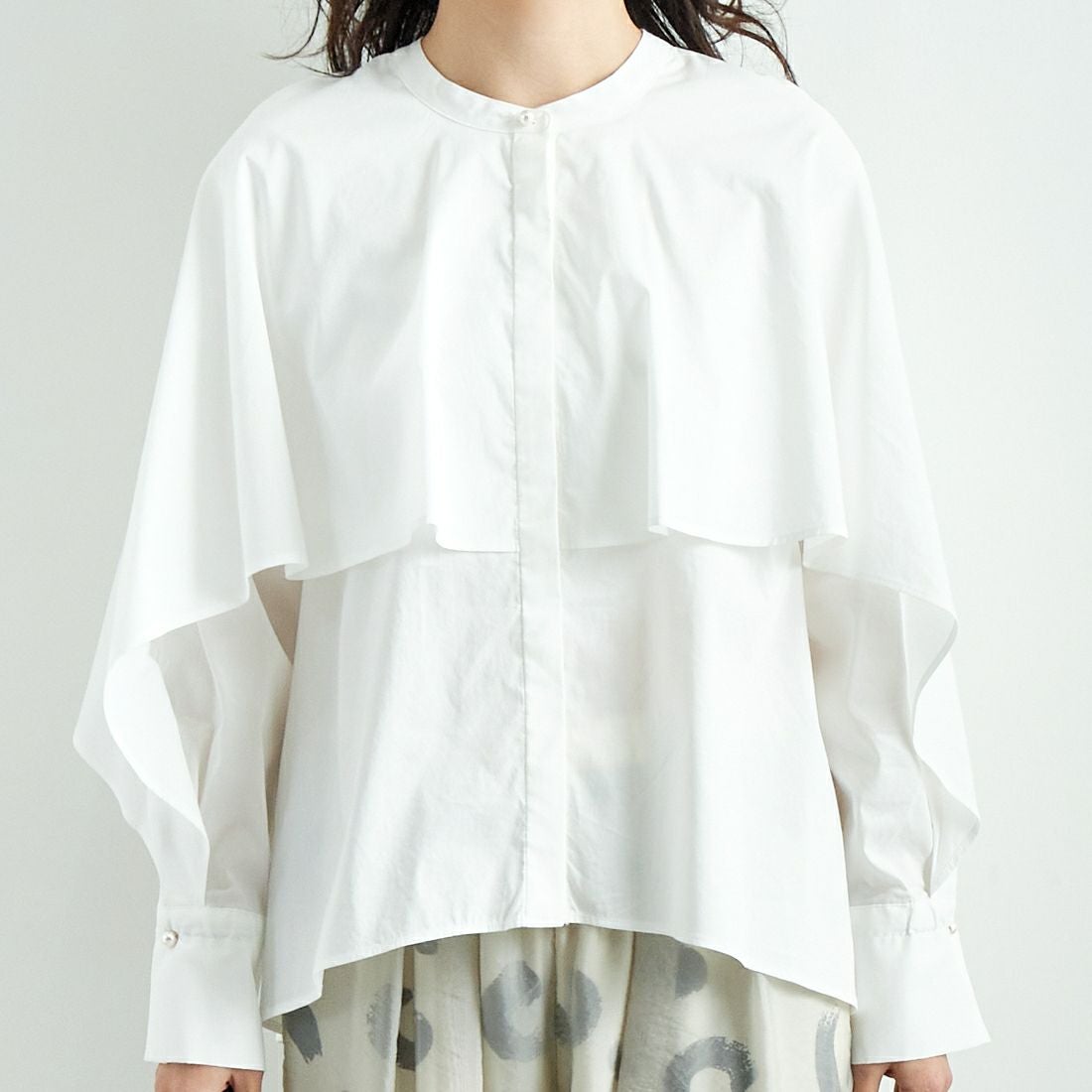 CHIGNON [シニヨン] ラッフルシャツブラウス [1646-487KK] WHITE &&モデル身長：167cm 着用サイズ：F&&