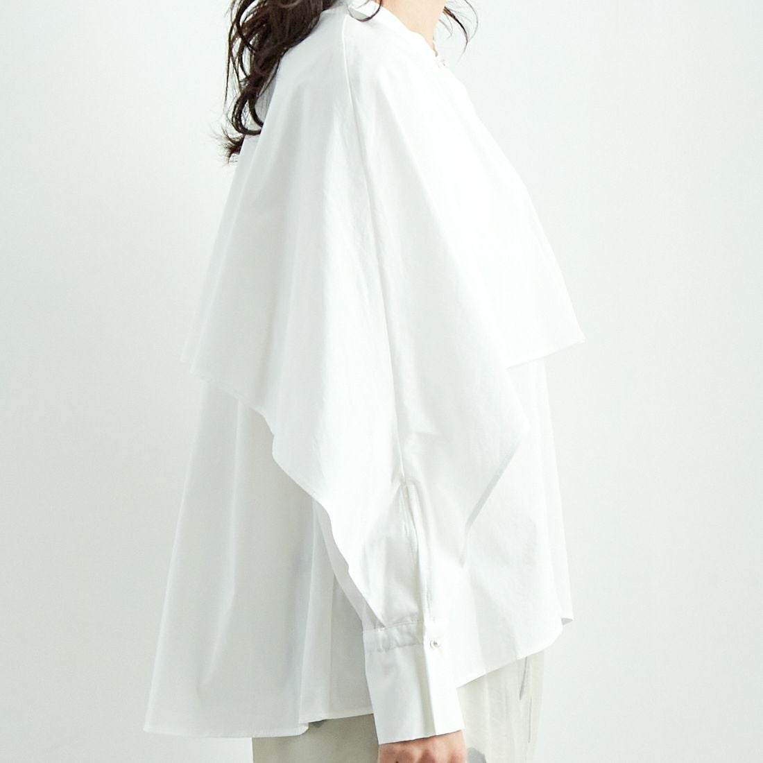 CHIGNON [シニヨン] ラッフルシャツブラウス [1646-487KK] WHITE &&モデル身長：167cm 着用サイズ：F&&