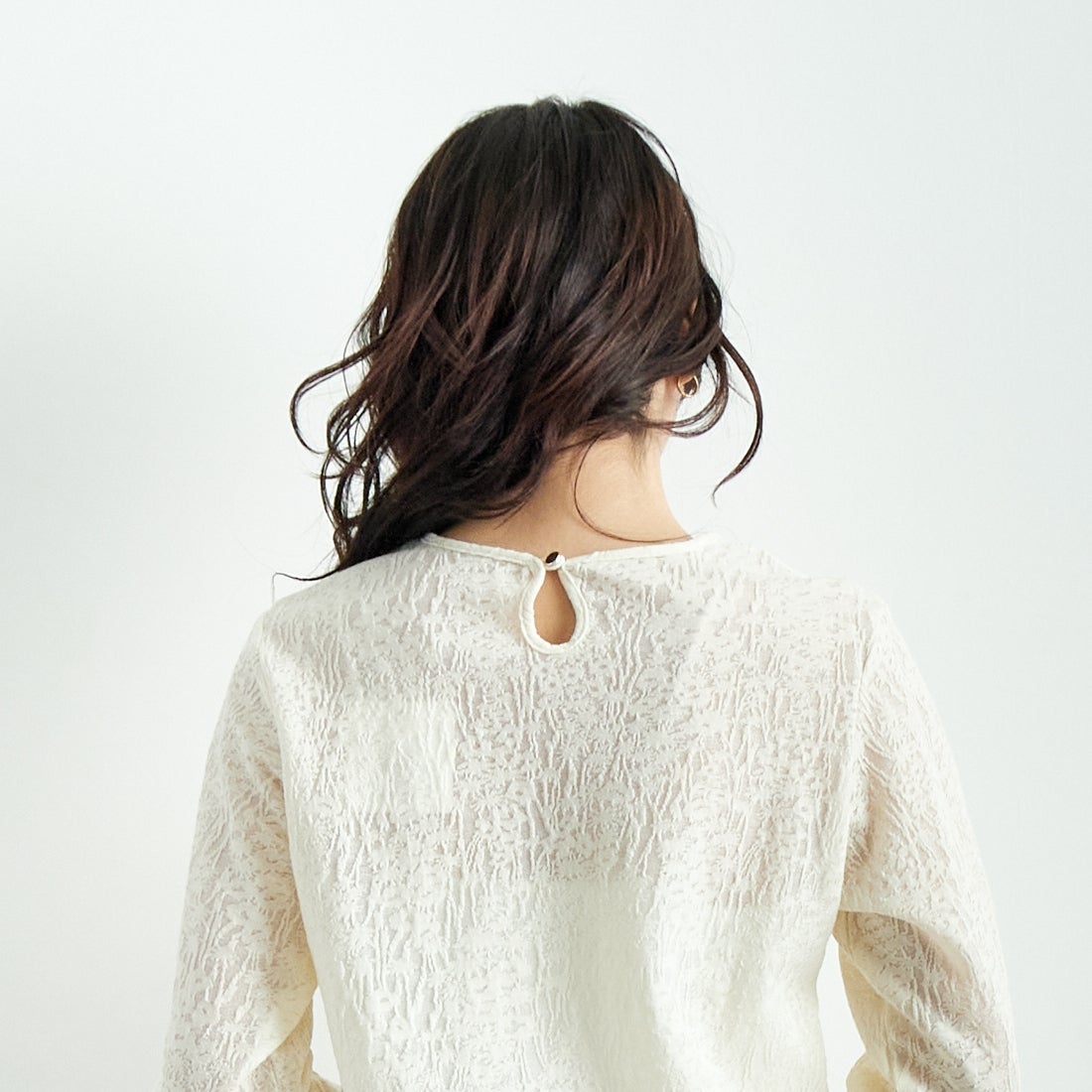 CHIGNON [シニヨン] カットジャカードインナートップス [8246-518NH] O.WHITE &&モデル身長：167cm 着用サイズ：F&&