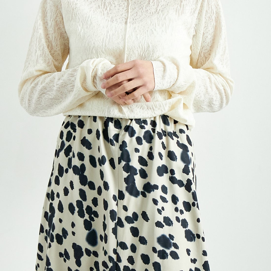 CHIGNON [シニヨン] カットジャカードインナートップス [8246-518NH] O.WHITE &&モデル身長：167cm 着用サイズ：F&&