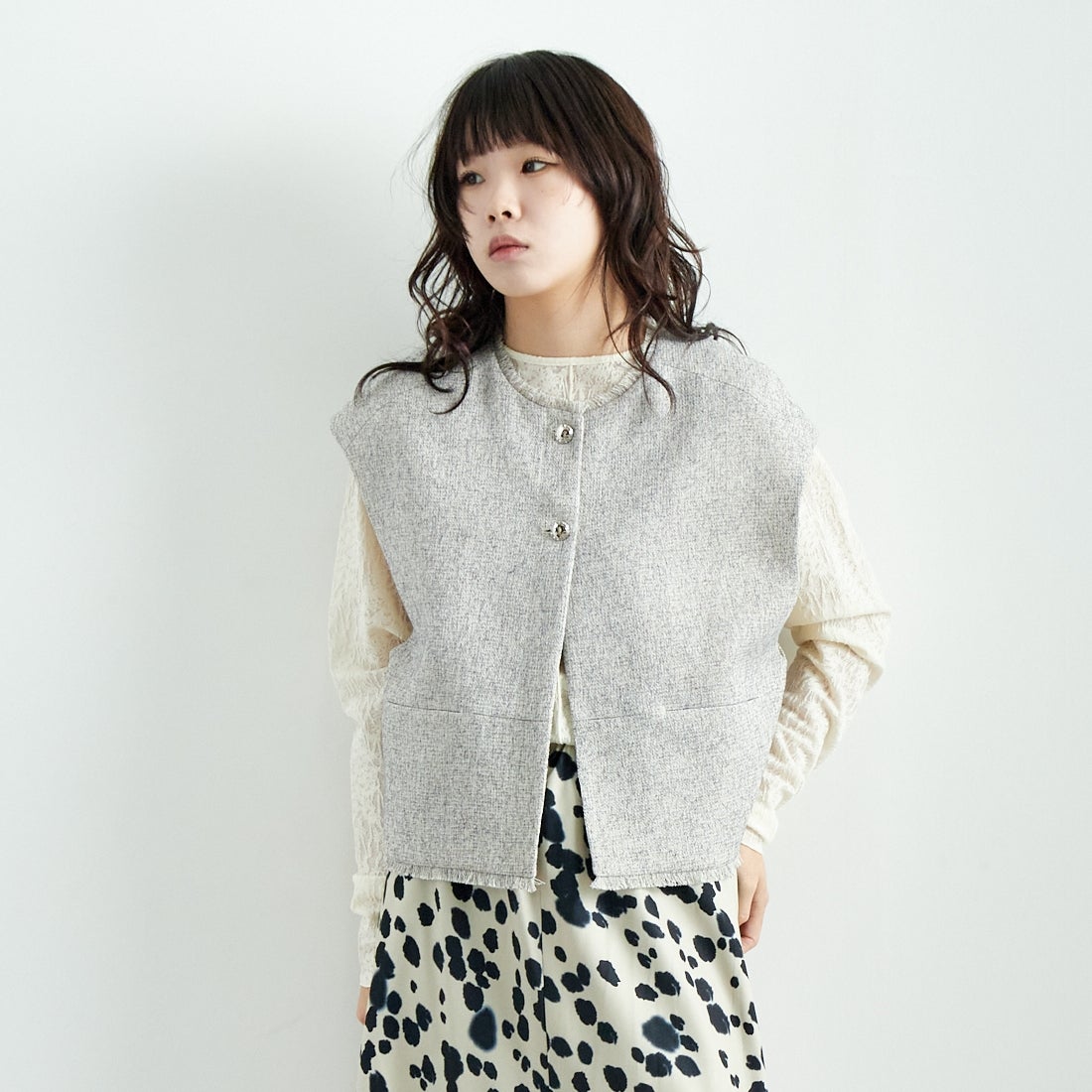 CHIGNON [シニヨン] カットジャカードインナートップス [8246-518NH] O.WHITE &&モデル身長：167cm 着用サイズ：F&&