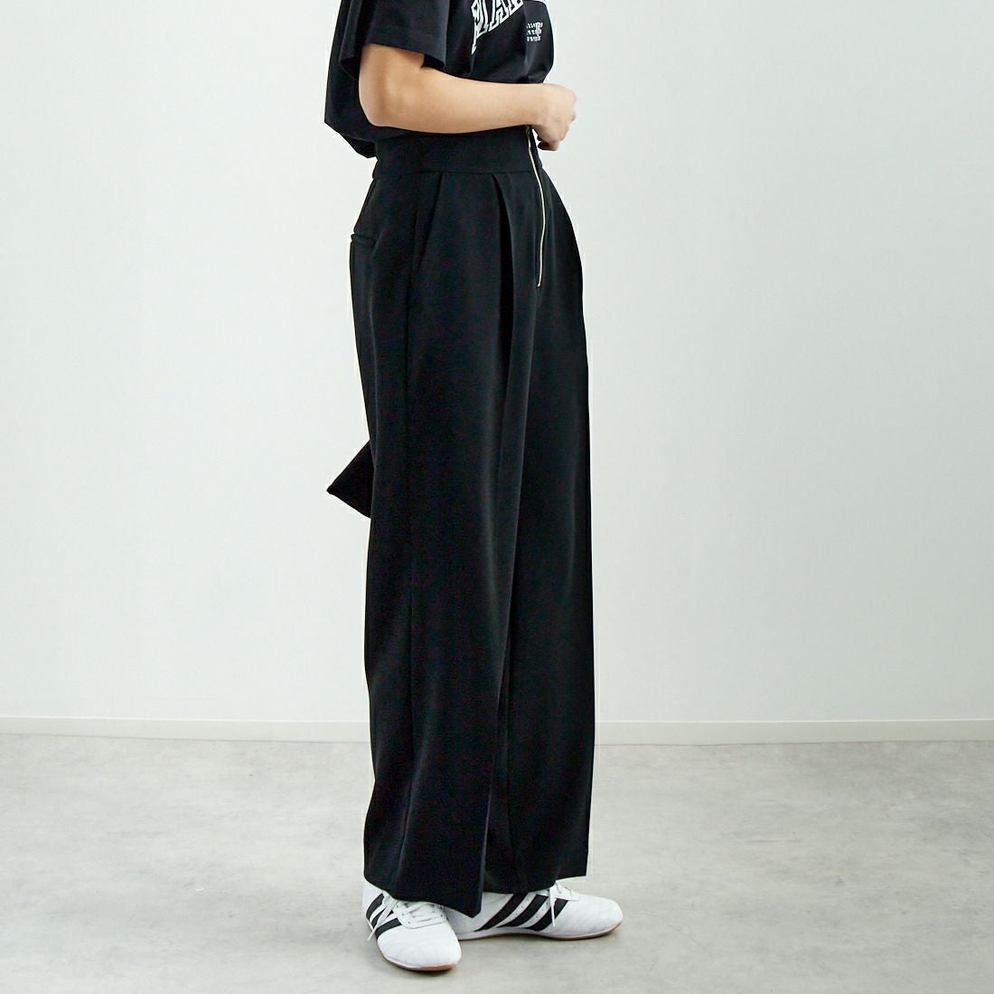 DONEEYU [ドニーユ] ダブルクロスストレッチサテン フロントジップワイドパンツ [U-2097] 040 ﾌﾞﾗｯｸ &&モデル身長：167cm 着用サイズ：36&&