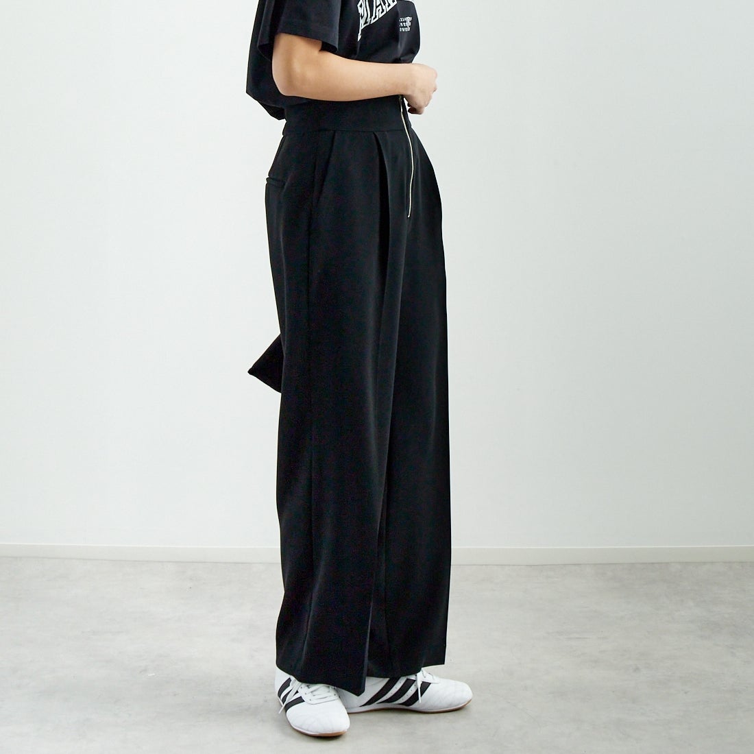 DONEEYU [ドニーユ] ダブルクロスストレッチサテン フロントジップワイドパンツ [U-2097] 040 ﾌﾞﾗｯｸ &&モデル身長：167cm 着用サイズ：36&&