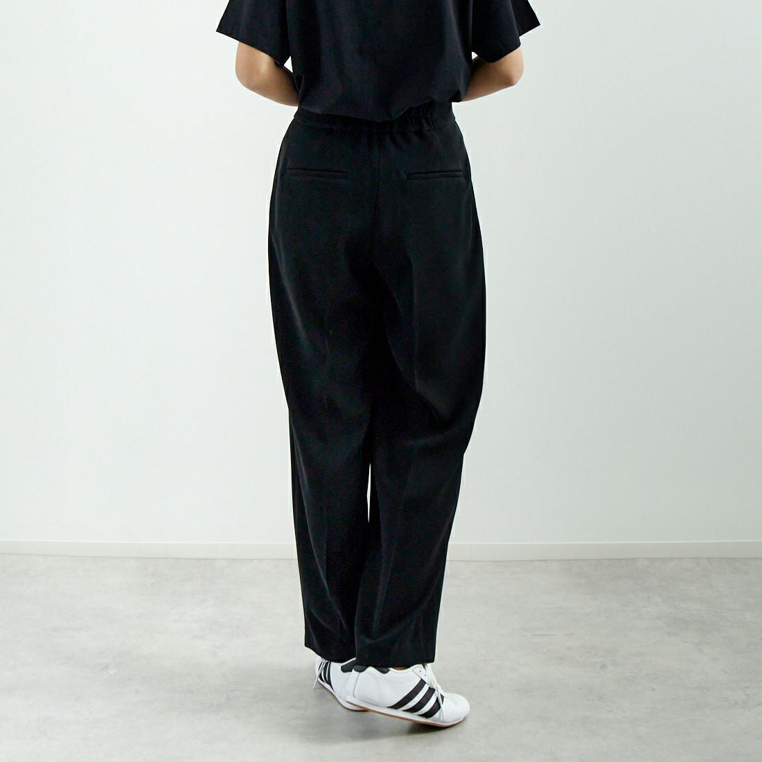 DONEEYU [ドニーユ] ダブルクロスストレッチサテン フロントジップワイドパンツ [U-2097] 040 ﾌﾞﾗｯｸ &&モデル身長：167cm 着用サイズ：36&&