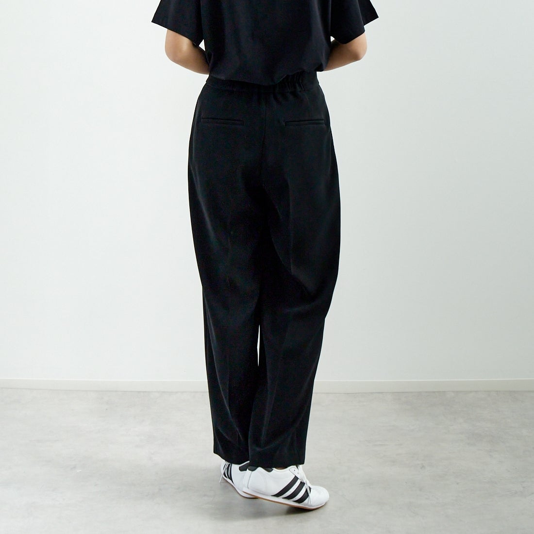 DONEEYU [ドニーユ] ダブルクロスストレッチサテン フロントジップワイドパンツ [U-2097] 040 ﾌﾞﾗｯｸ &&モデル身長：167cm 着用サイズ：36&&