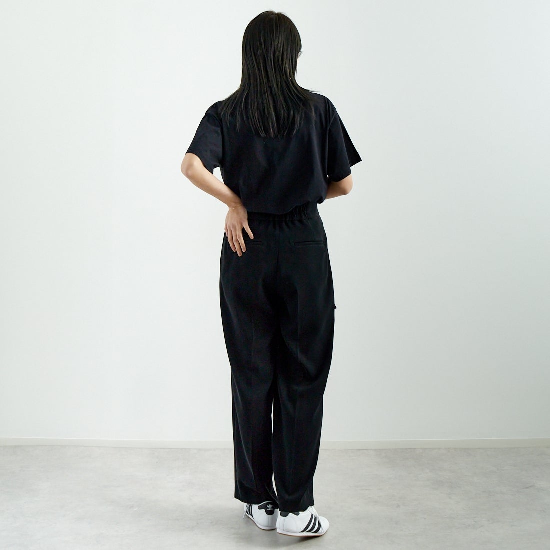 DONEEYU [ドニーユ] ダブルクロスストレッチサテン フロントジップワイドパンツ [U-2097] 040 ﾌﾞﾗｯｸ &&モデル身長：167cm 着用サイズ：36&&