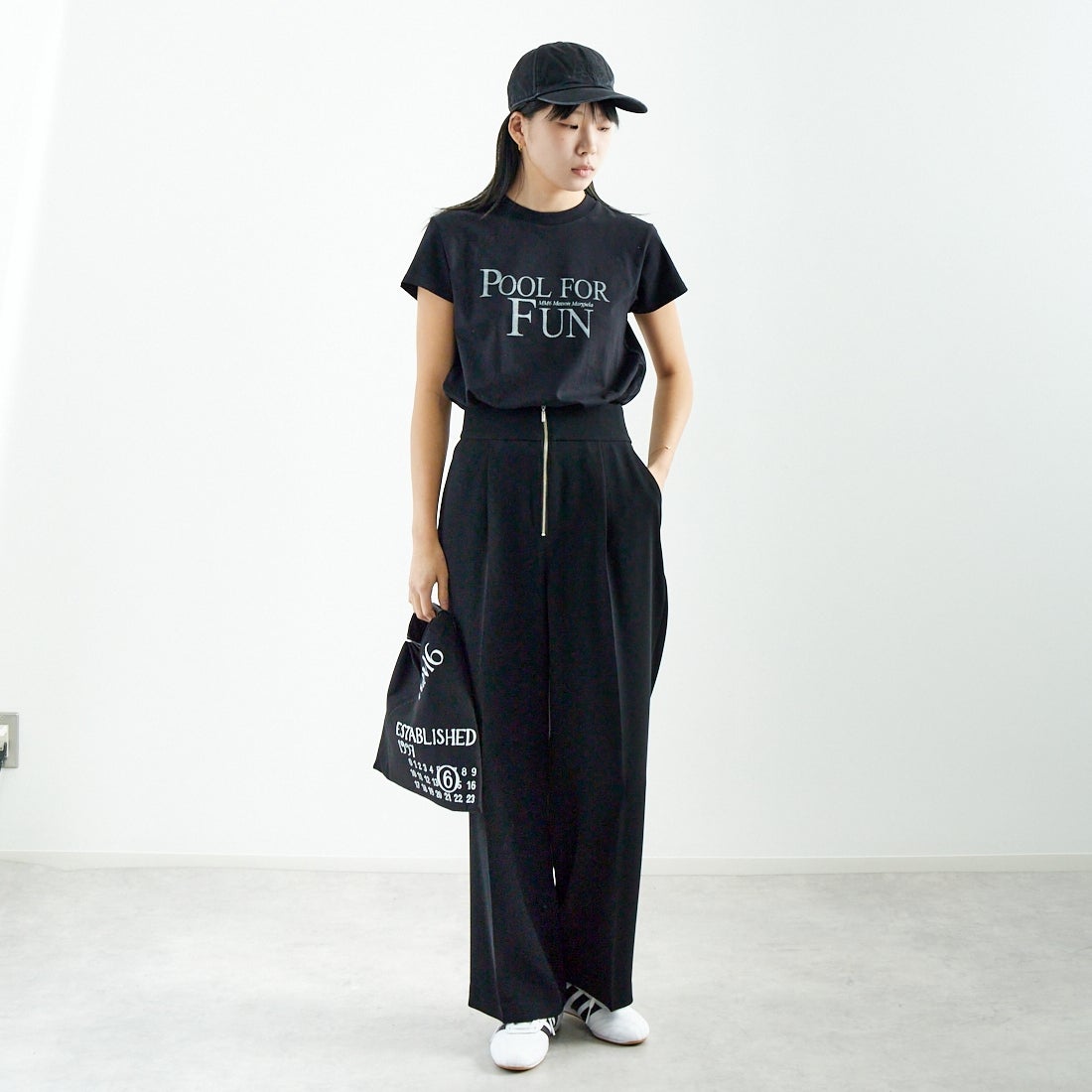 DONEEYU [ドニーユ] ダブルクロスストレッチサテン フロントジップワイドパンツ [U-2097] 040 ﾌﾞﾗｯｸ &&モデル身長：167cm 着用サイズ：36&&