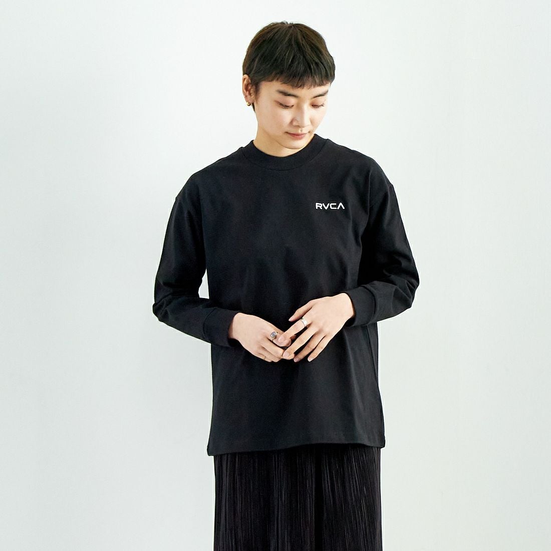 RVCA [ルーカ] バンダナ柄ボックスロゴTシャツ [BF043-051] BLK &&モデル身長：160cm 着用サイズ：S&&