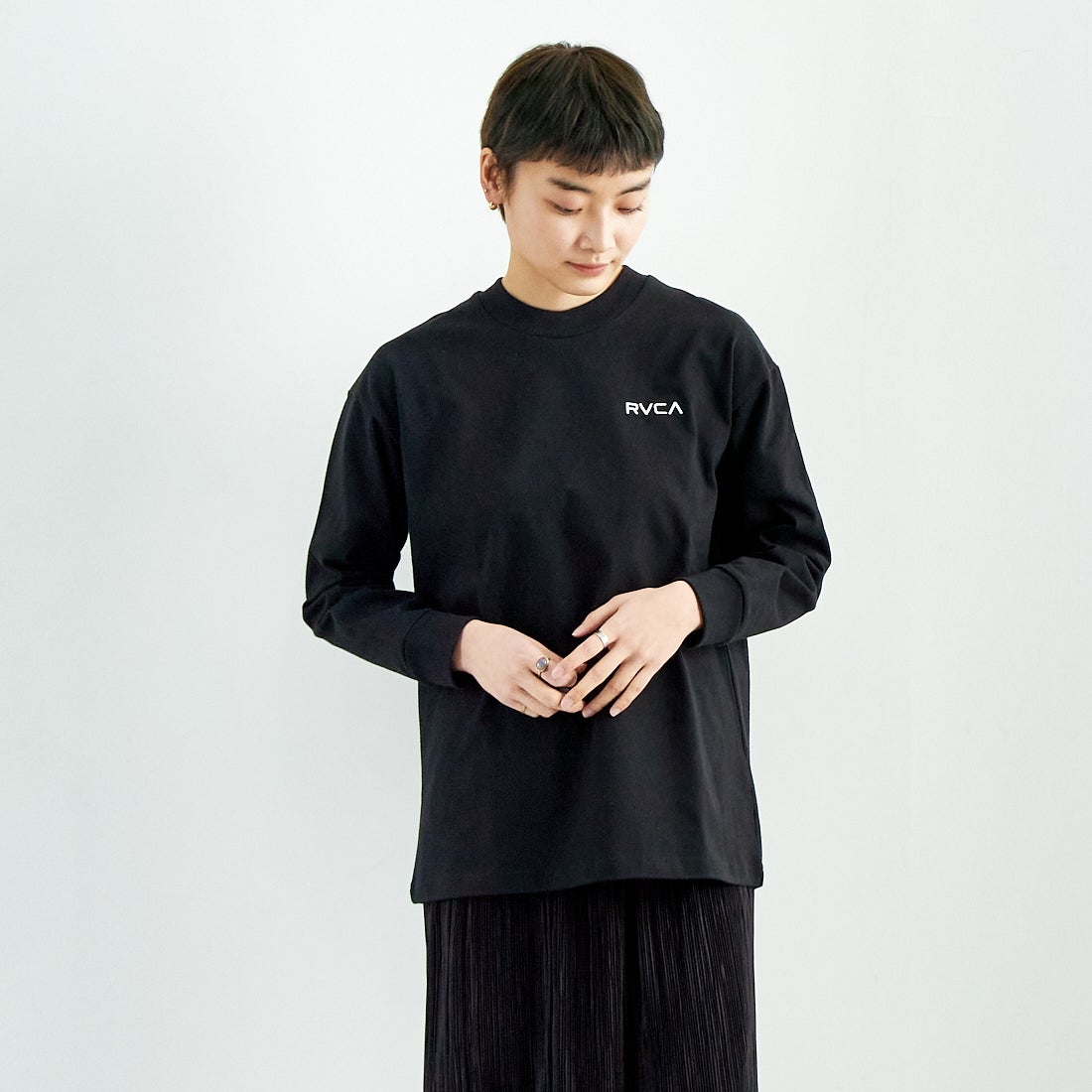 RVCA [ルーカ] バンダナ柄ボックスロゴTシャツ [BF043-051] BLK &&モデル身長：160cm 着用サイズ：S&&