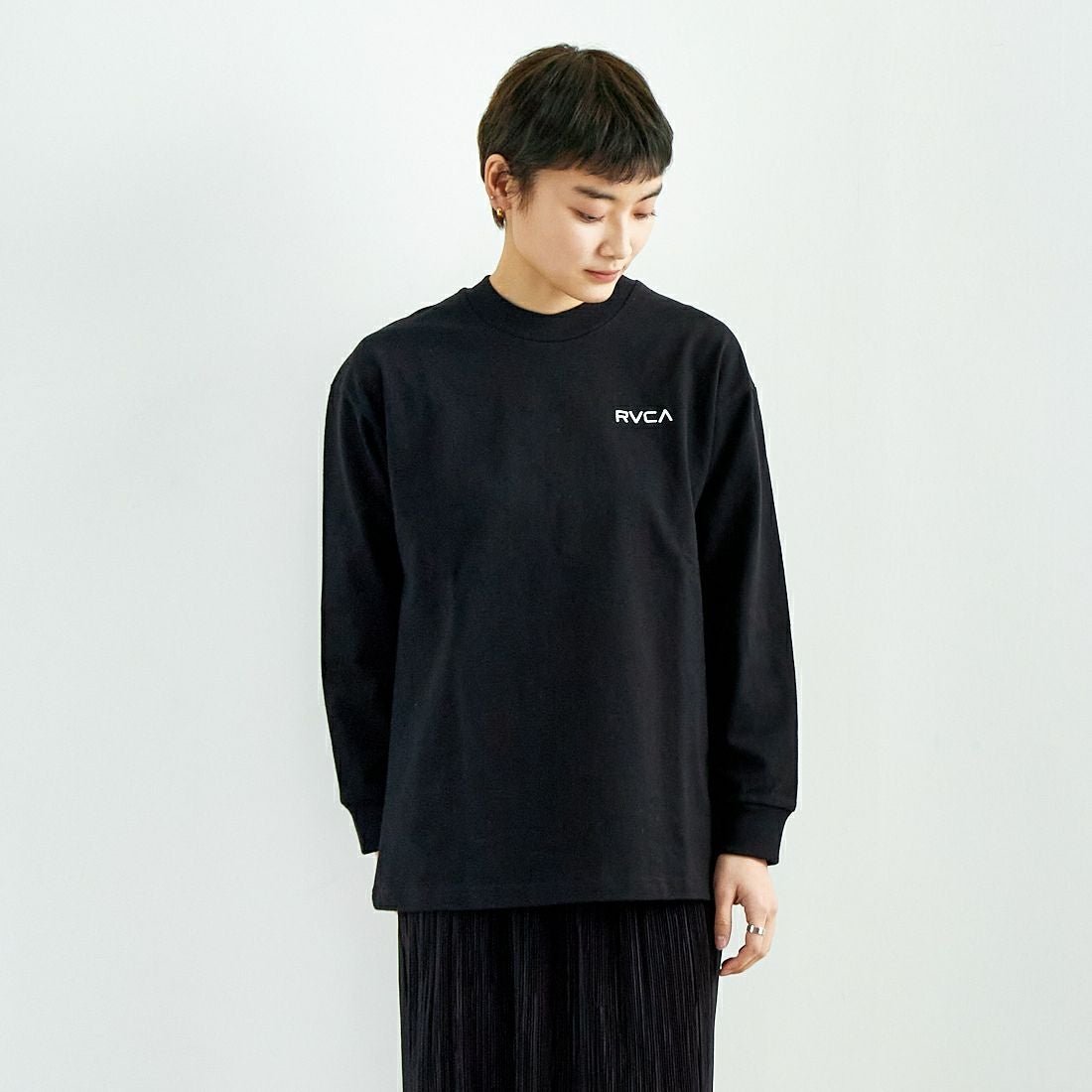 RVCA [ルーカ] バンダナ柄ボックスロゴTシャツ [BF043-051] BLK &&モデル身長：160cm 着用サイズ：S&&