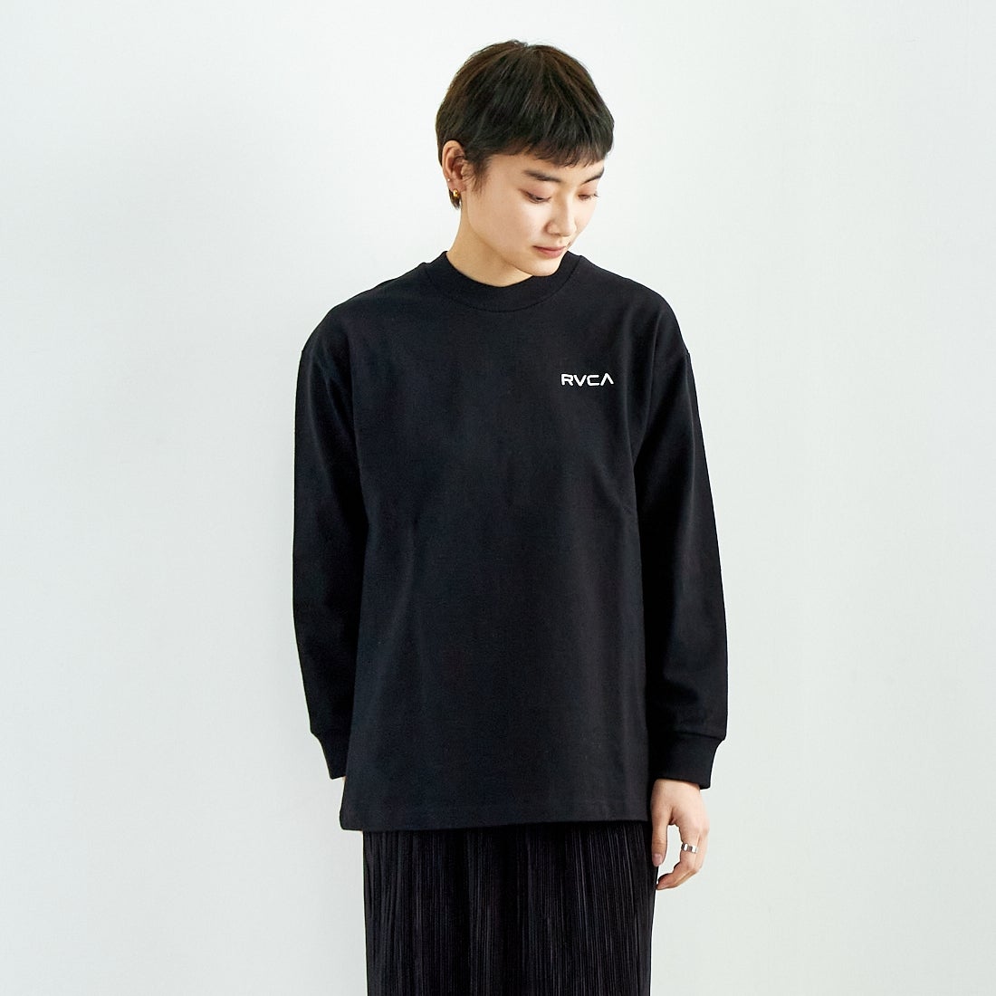 RVCA [ルーカ] バンダナ柄ボックスロゴTシャツ [BF043-051] BLK &&モデル身長：160cm 着用サイズ：S&&