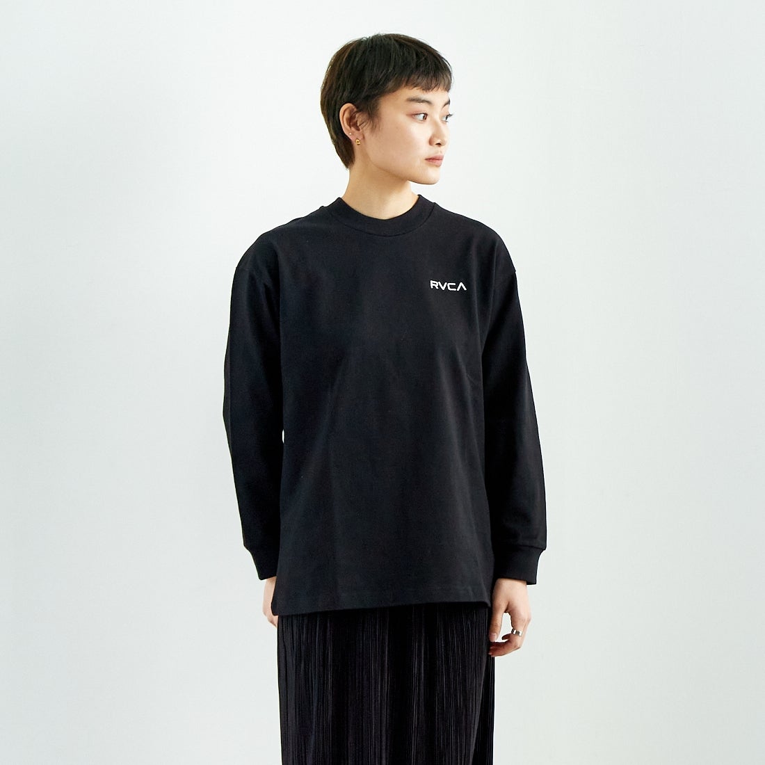 RVCA [ルーカ] バンダナ柄ボックスロゴTシャツ [BF043-051] BLK &&モデル身長：160cm 着用サイズ：S&&