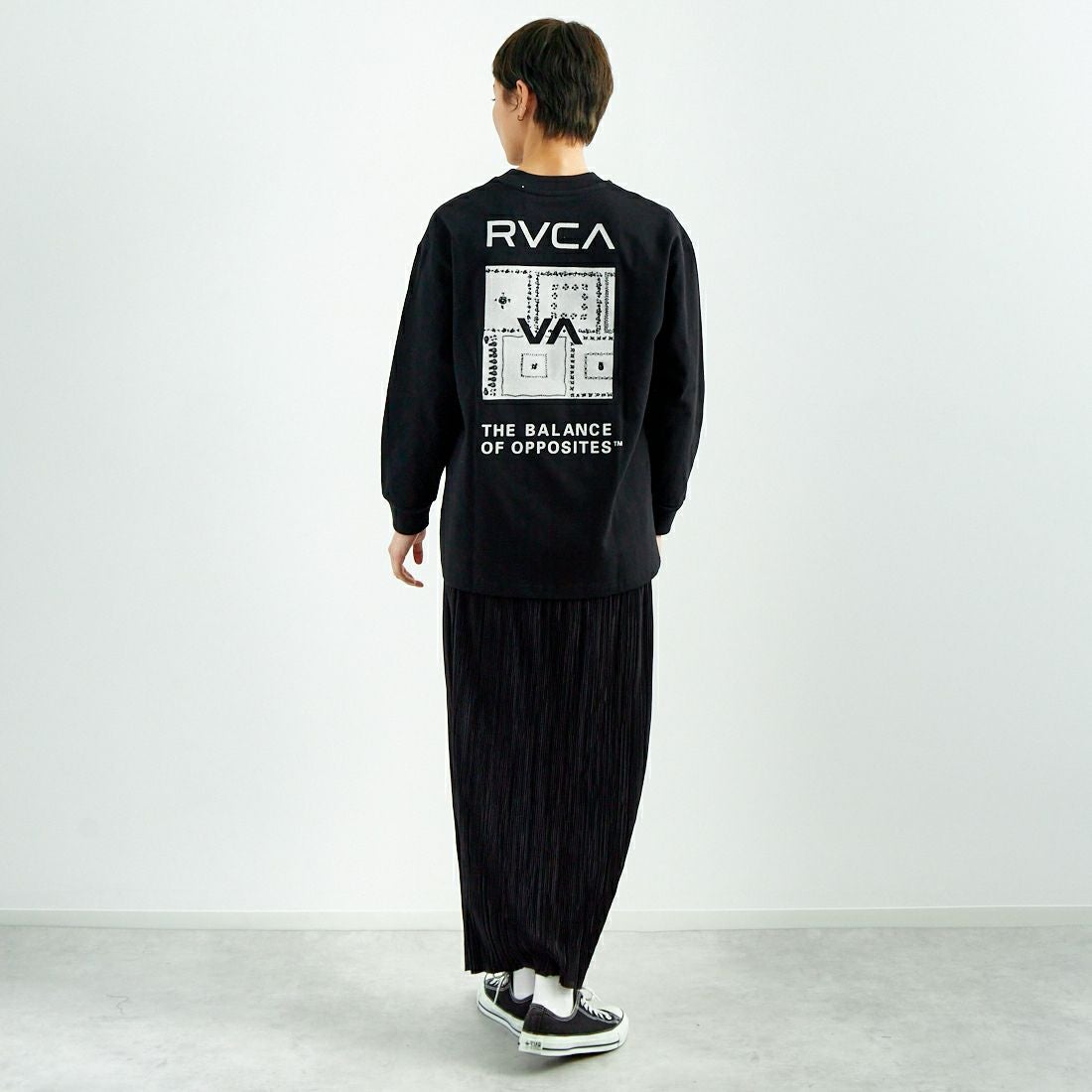 RVCA [ルーカ] バンダナ柄ボックスロゴTシャツ [BF043-051] BLK &&モデル身長：160cm 着用サイズ：S&&