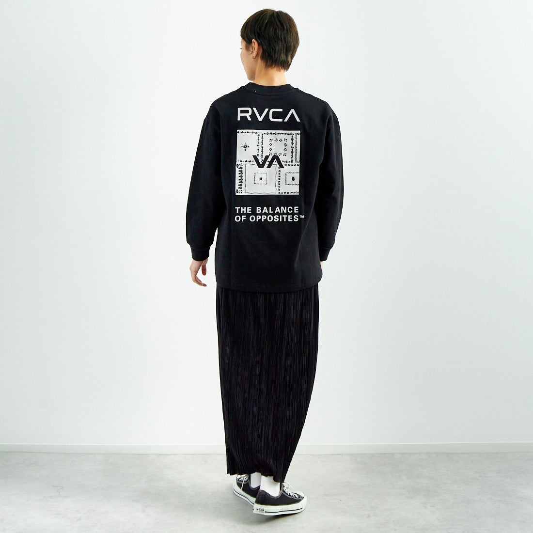 RVCA [ルーカ] バンダナ柄ボックスロゴTシャツ [BF043-051] BLK &&モデル身長：160cm 着用サイズ：S&&