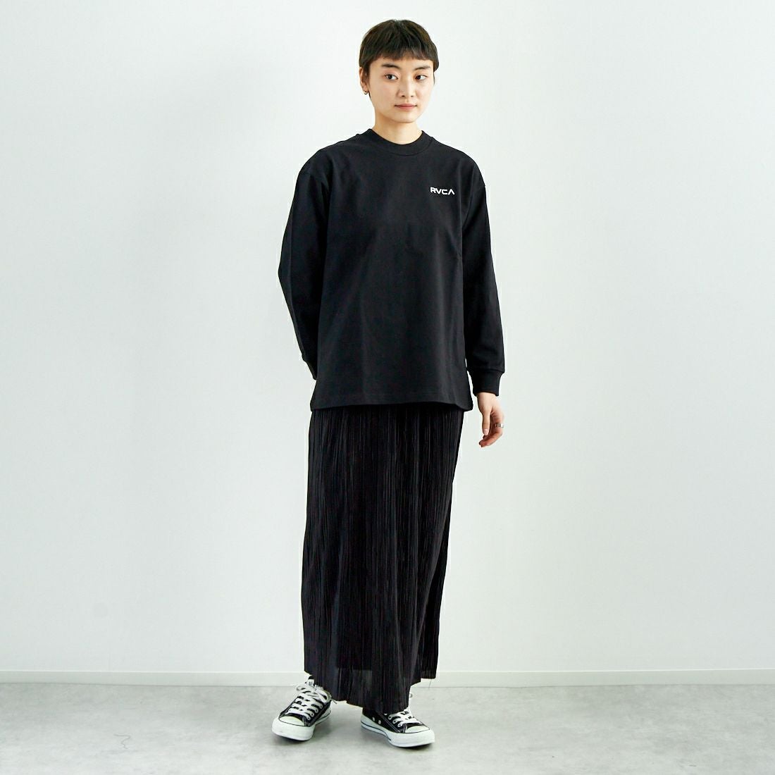 RVCA [ルーカ] バンダナ柄ボックスロゴTシャツ [BF043-051] BLK &&モデル身長：160cm 着用サイズ：S&&