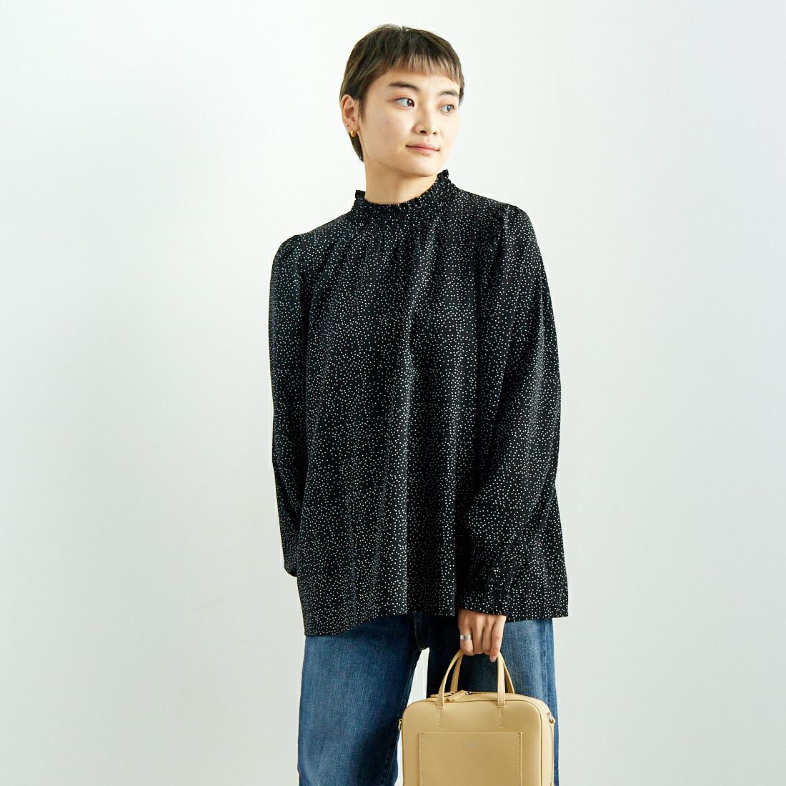 Jf Ready Made [ジェイエフレディメイド] シャーリングネック アソートブラウス [3010302] 077 ｸﾛ/ｼﾛ &&モデル身長：160cm 着用サイズ：F&&