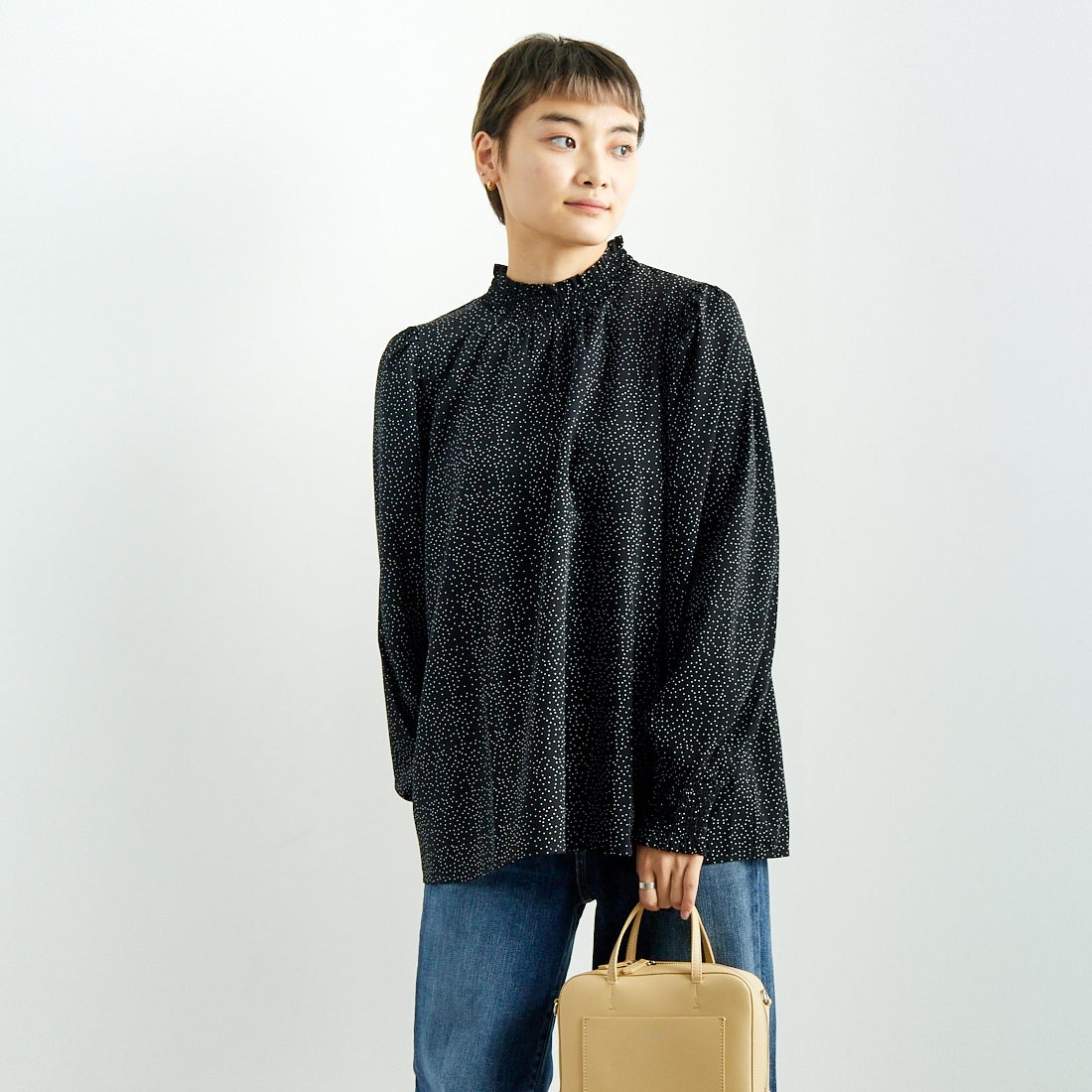 Jf Ready Made [ジェイエフレディメイド] シャーリングネック アソートブラウス [3010302] 077 ｸﾛ/ｼﾛ &&モデル身長：160cm 着用サイズ：F&&