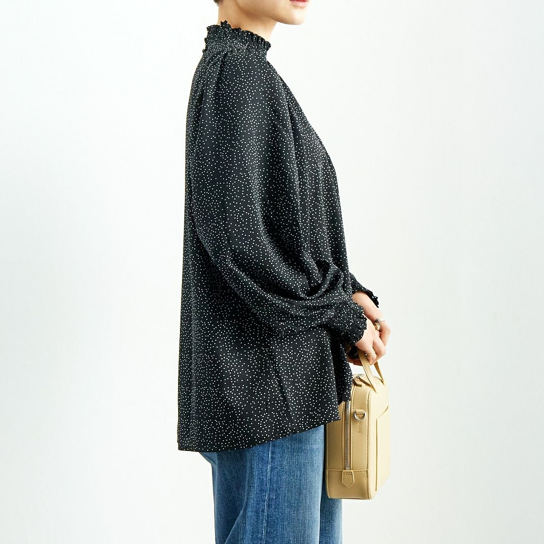 Jf Ready Made [ジェイエフレディメイド] シャーリングネック アソートブラウス [3010302] 077 ｸﾛ/ｼﾛ &&モデル身長：160cm 着用サイズ：F&&