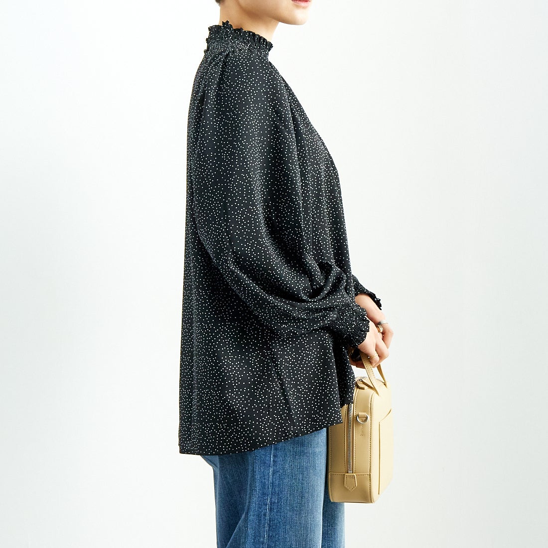 Jf Ready Made [ジェイエフレディメイド] シャーリングネック アソートブラウス [3010302] 077 ｸﾛ/ｼﾛ &&モデル身長：160cm 着用サイズ：F&&