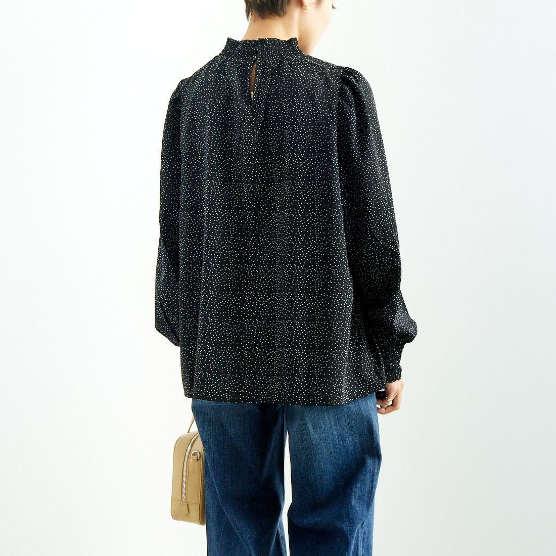 Jf Ready Made [ジェイエフレディメイド] シャーリングネック アソートブラウス [3010302] 077 ｸﾛ/ｼﾛ &&モデル身長：160cm 着用サイズ：F&&