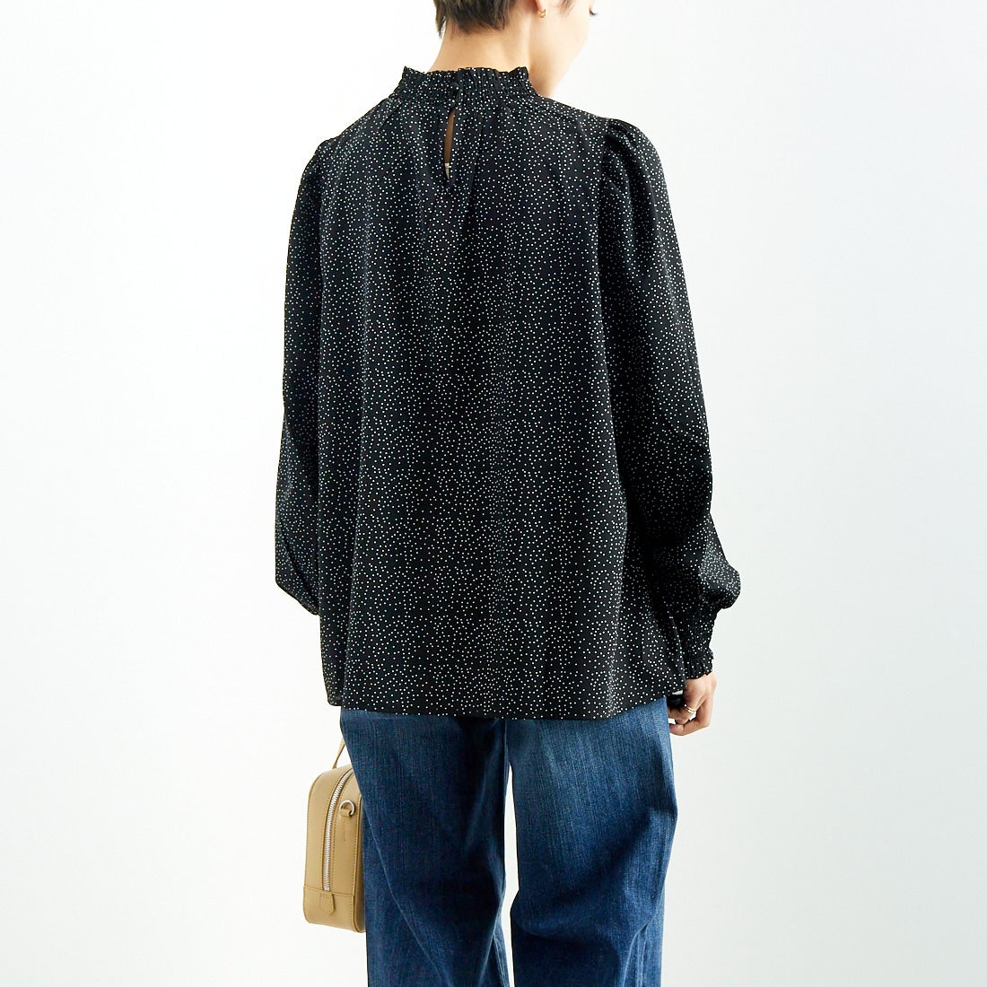 Jf Ready Made [ジェイエフレディメイド] シャーリングネック アソートブラウス [3010302] 077 ｸﾛ/ｼﾛ &&モデル身長：160cm 着用サイズ：F&&