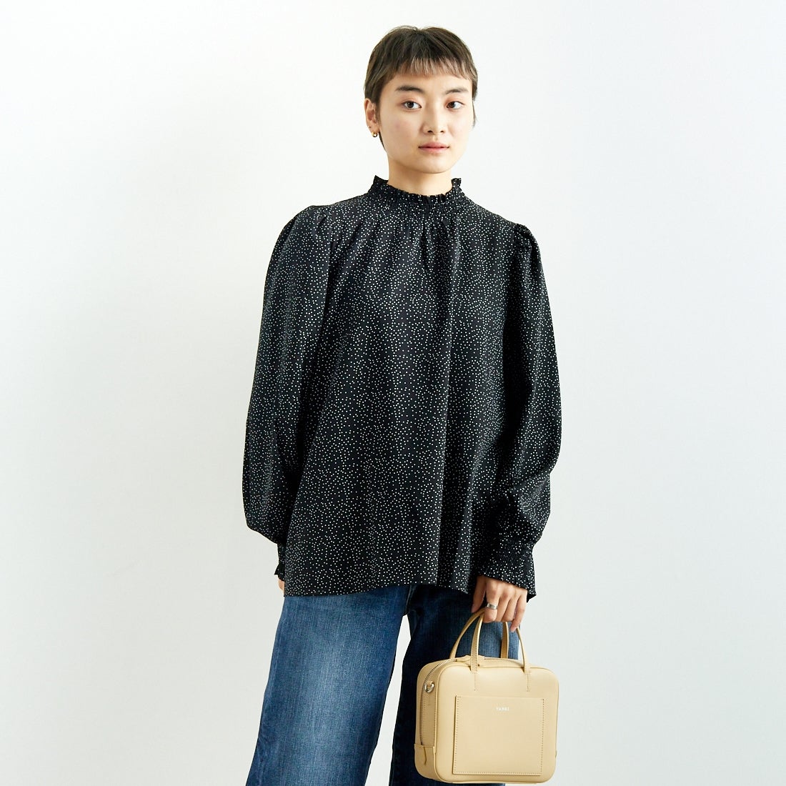 Jf Ready Made [ジェイエフレディメイド] シャーリングネック アソートブラウス [3010302] 077 ｸﾛ/ｼﾛ &&モデル身長：160cm 着用サイズ：F&&