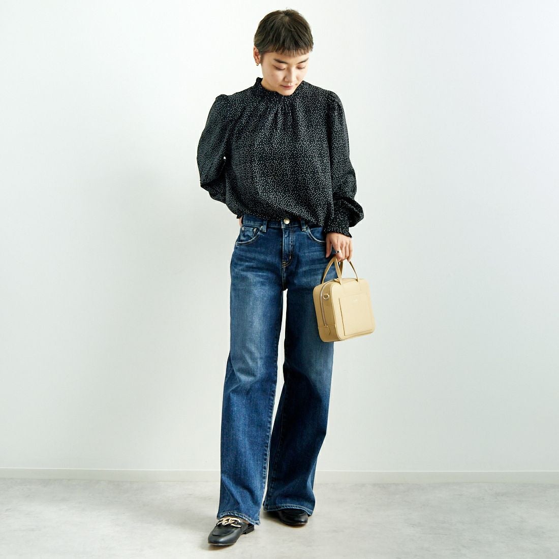 Jf Ready Made [ジェイエフレディメイド] シャーリングネック アソートブラウス [3010302] 077 ｸﾛ/ｼﾛ &&モデル身長：160cm 着用サイズ：F&&