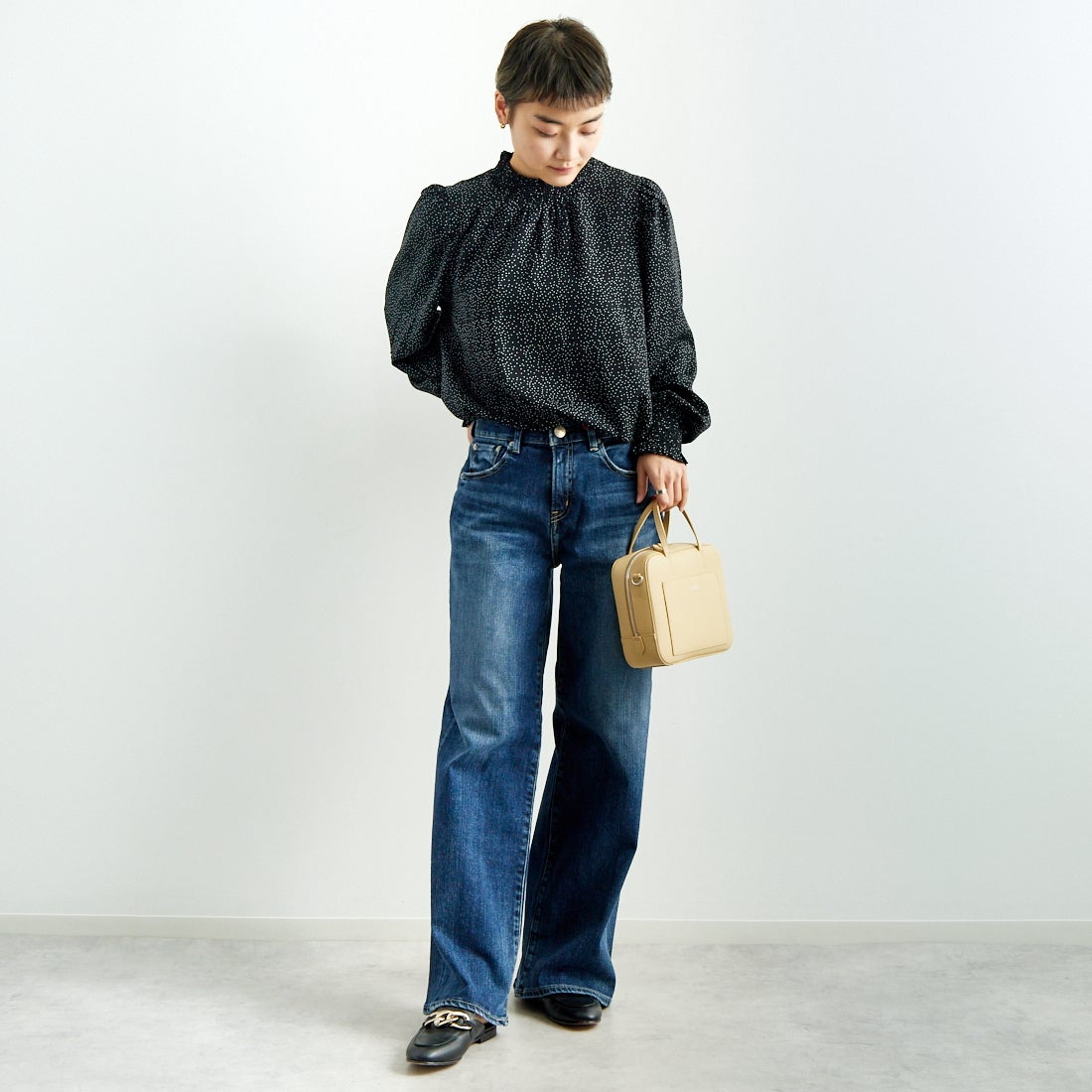 Jf Ready Made [ジェイエフレディメイド] シャーリングネック アソートブラウス [3010302] 077 ｸﾛ/ｼﾛ &&モデル身長：160cm 着用サイズ：F&&