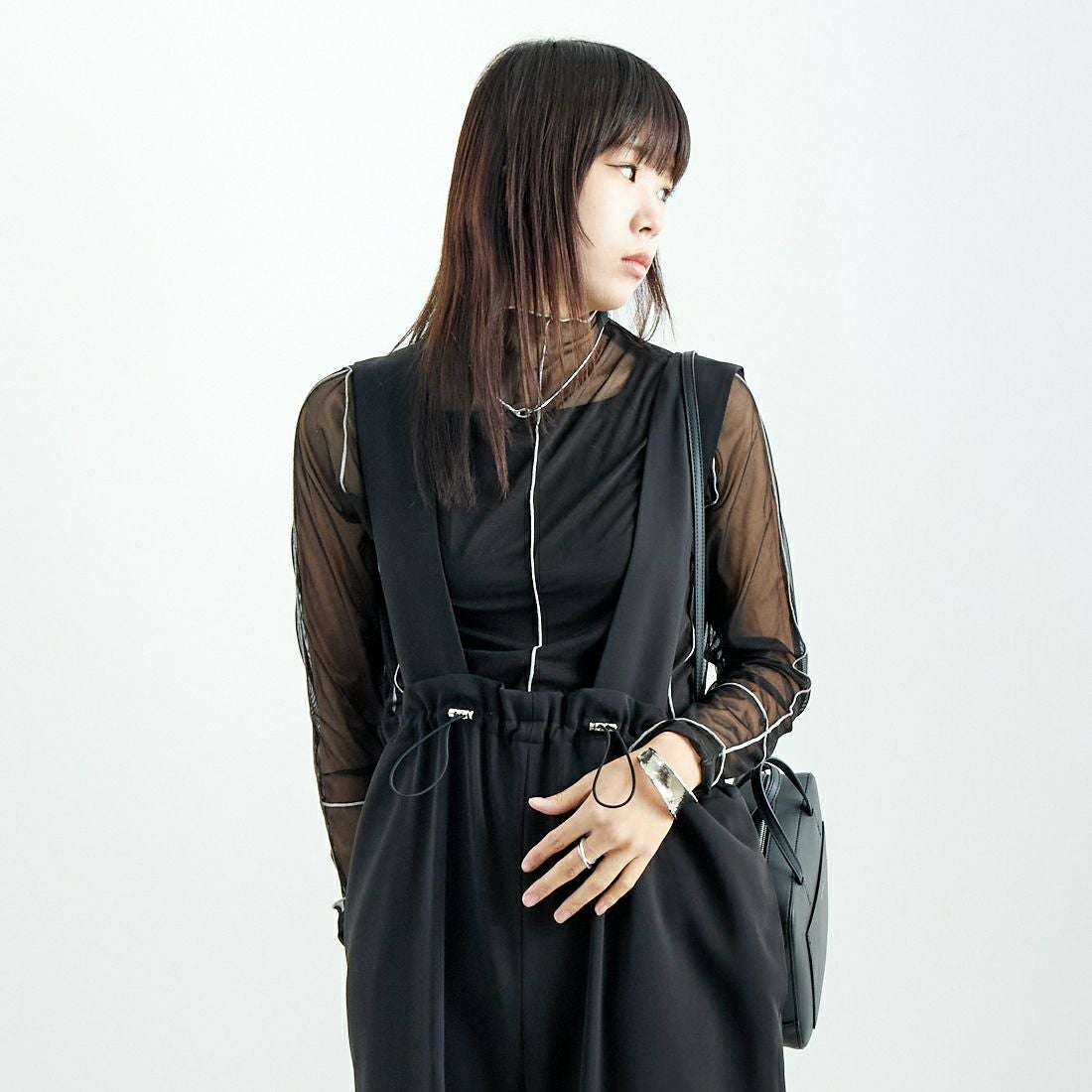 CHIGNON [シニヨン] ドロストデザインサロペット [3246-466KK] BLACK &&モデル身長：167cm 着用サイズ：F&&