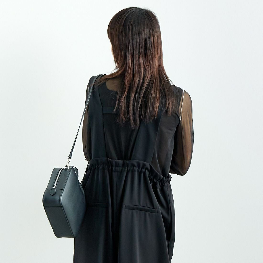 CHIGNON [シニヨン] ドロストデザインサロペット [3246-466KK] BLACK &&モデル身長：167cm 着用サイズ：F&&