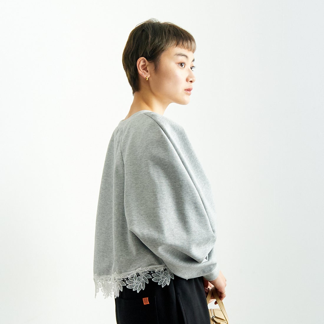 USINE [ユジーヌ] 裾レース裏毛スウェット [2510802] GRAY &&モデル身長：160cm 着用サイズ：F&&
