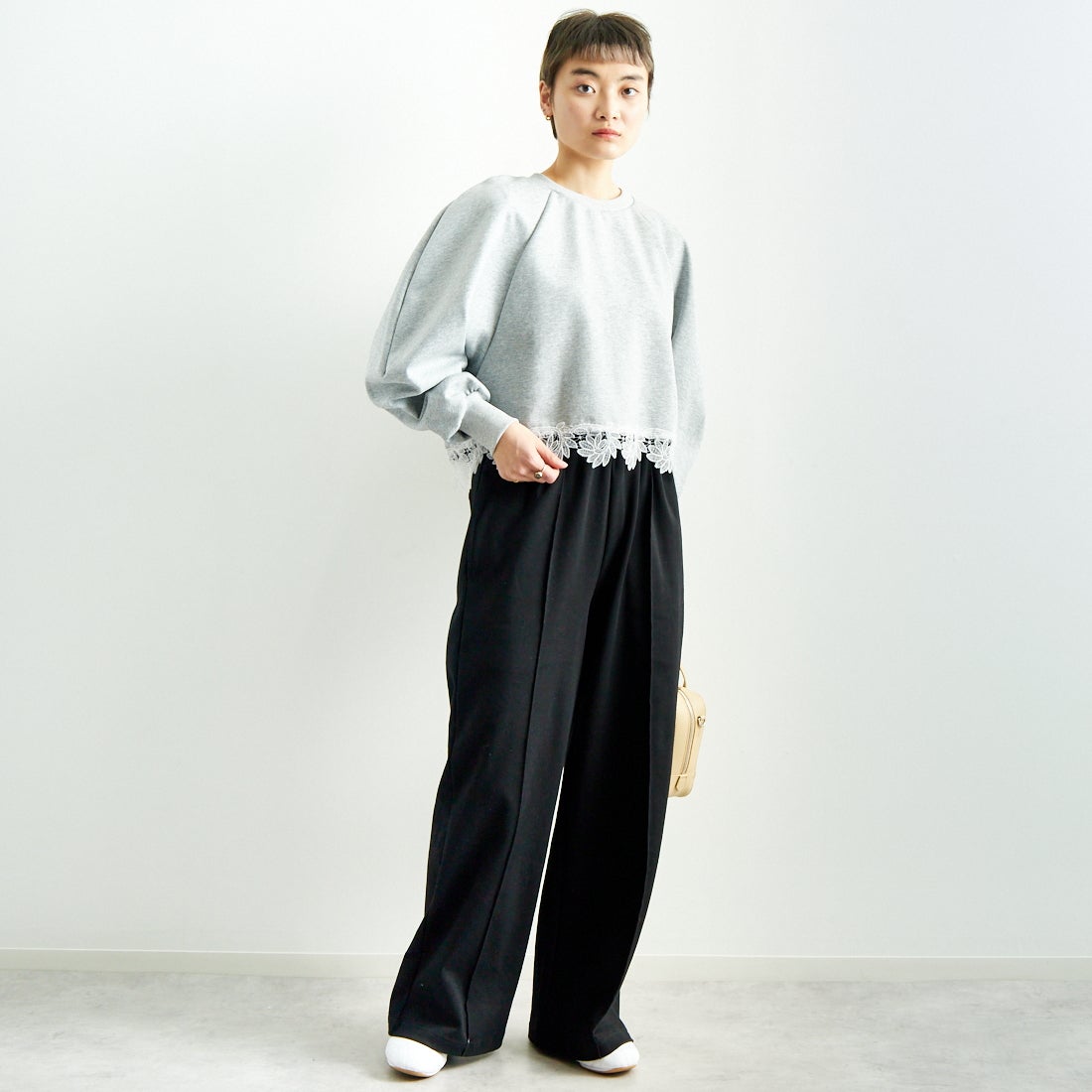 USINE [ユジーヌ] 裾レース裏毛スウェット [2510802] GRAY &&モデル身長：160cm 着用サイズ：F&&