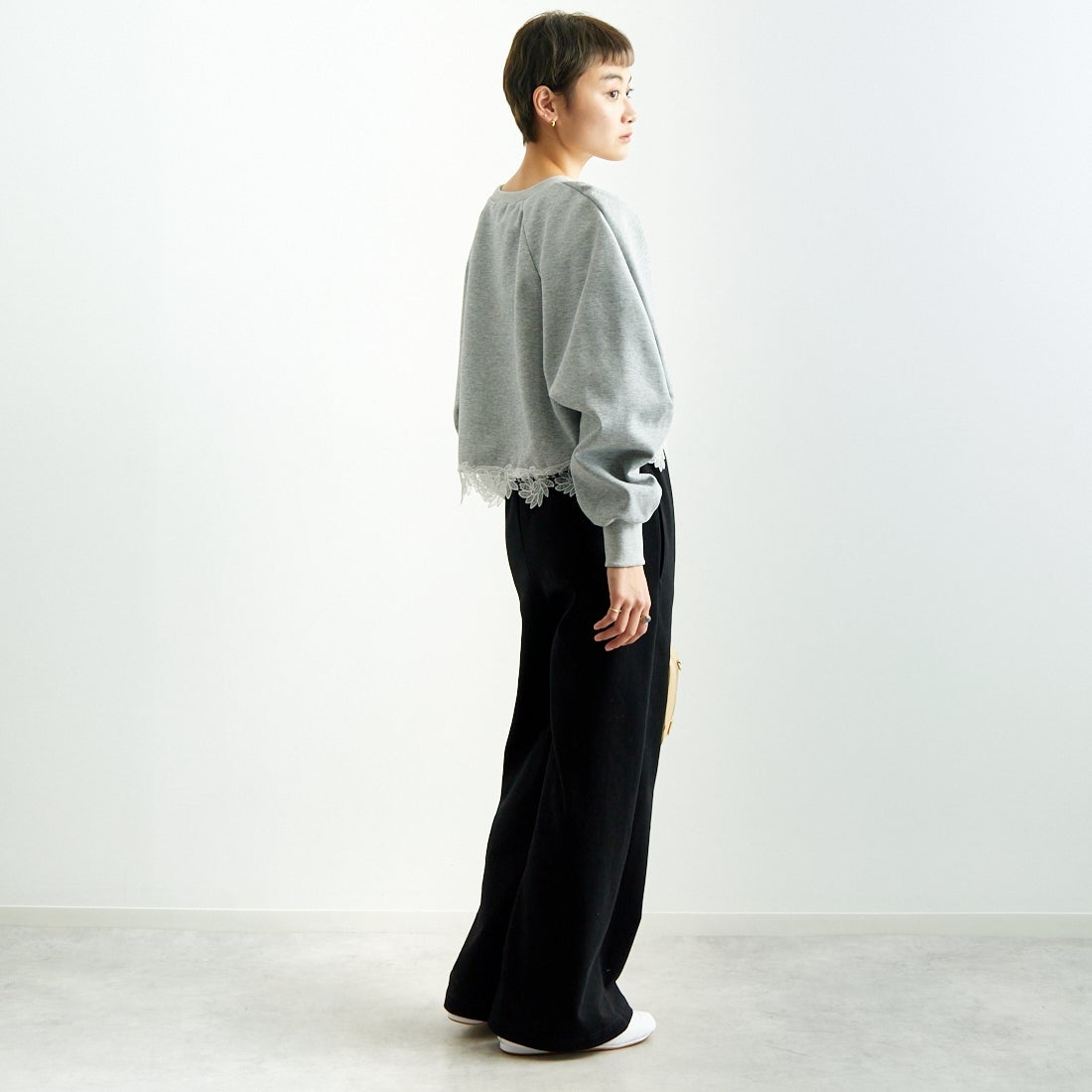 USINE [ユジーヌ] 裾レース裏毛スウェット [2510802] GRAY &&モデル身長：160cm 着用サイズ：F&&