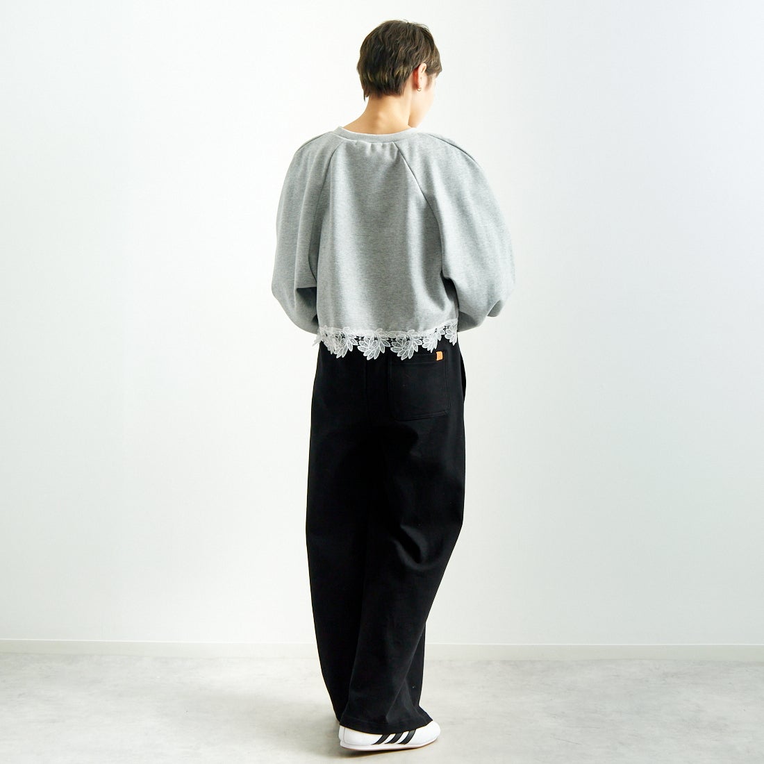 USINE [ユジーヌ] 裾レース裏毛スウェット [2510802] GRAY &&モデル身長：160cm 着用サイズ：F&&