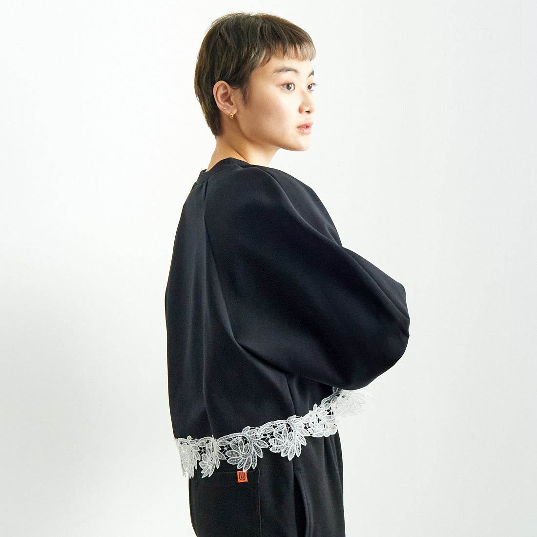 USINE [ユジーヌ] 裾レース裏毛スウェット [2510802] BLACK &&モデル身長：160cm 着用サイズ：F&&