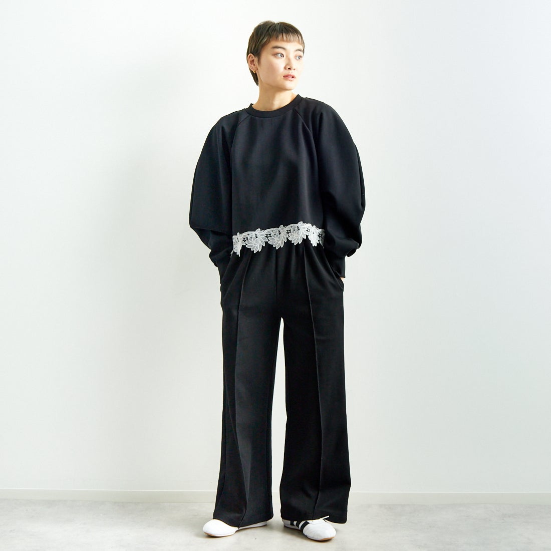 USINE [ユジーヌ] 裾レース裏毛スウェット [2510802] BLACK &&モデル身長：160cm 着用サイズ：F&&