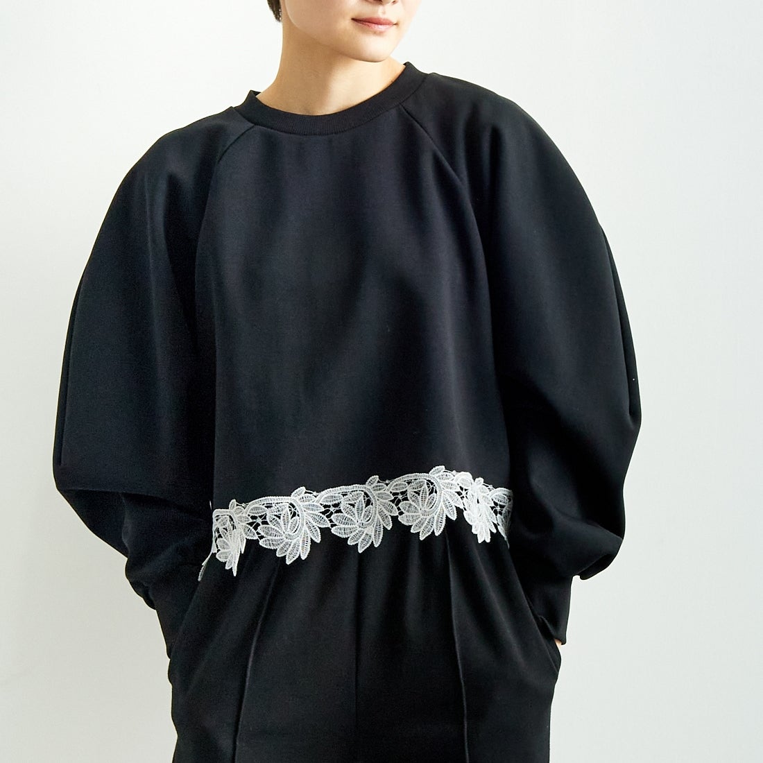 USINE [ユジーヌ] 裾レース裏毛スウェット [2510802] BLACK &&モデル身長：160cm 着用サイズ：F&&