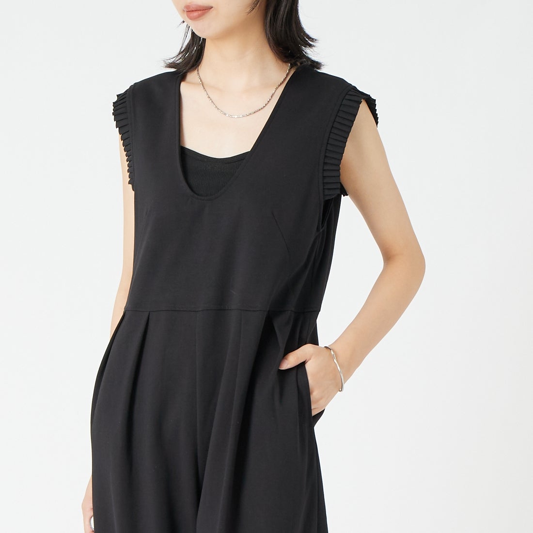 USINE [ユジーヌ] プリーツオールインワン [2510804] BLACK &&モデル身長：162cm 着用サイズ：F&&