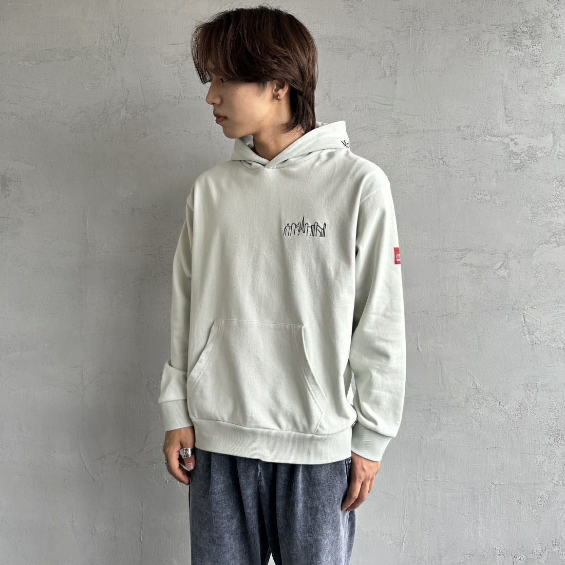MANHATTAN PORTAGE [マンハッタンポーテージ] 別注 フードロゴ刺繍 スウェットパーカー [23FWMP-IN42-JF] GRAY &&モデル身長：179m 着用サイズ：L&&