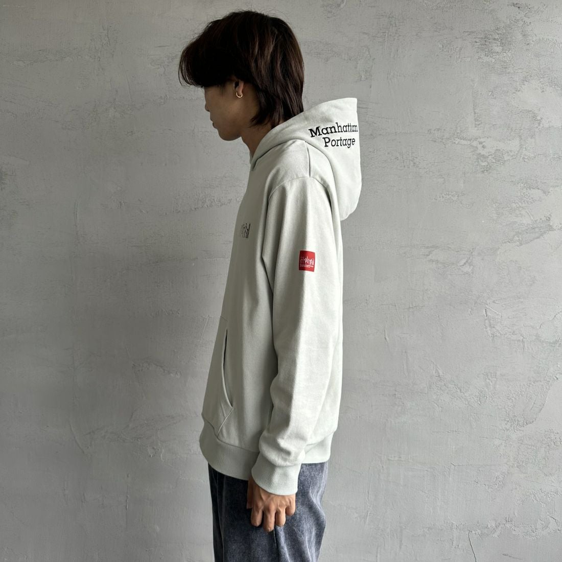 MANHATTAN PORTAGE [マンハッタンポーテージ] 別注 フードロゴ刺繍 スウェットパーカー [23FWMP-IN42-JF] GRAY &&モデル身長：179m 着用サイズ：L&&
