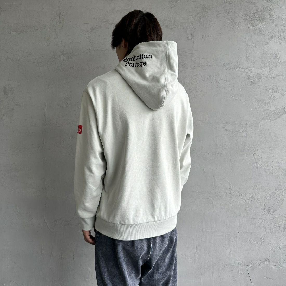MANHATTAN PORTAGE [マンハッタンポーテージ] 別注 フードロゴ刺繍 スウェットパーカー [23FWMP-IN42-JF] GRAY &&モデル身長：179m 着用サイズ：L&&