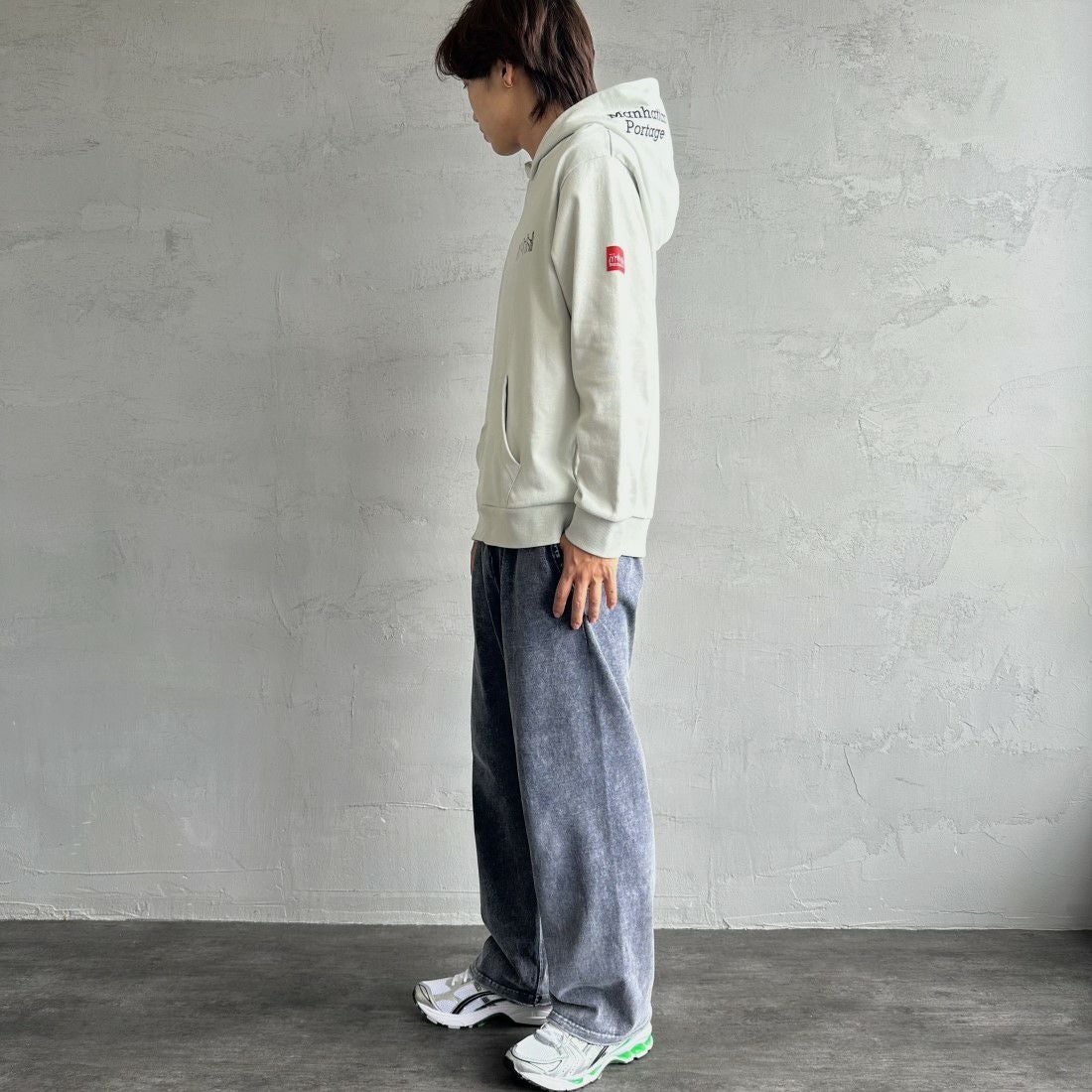 MANHATTAN PORTAGE [マンハッタンポーテージ] 別注 フードロゴ刺繍 スウェットパーカー [23FWMP-IN42-JF] GRAY &&モデル身長：179m 着用サイズ：L&&