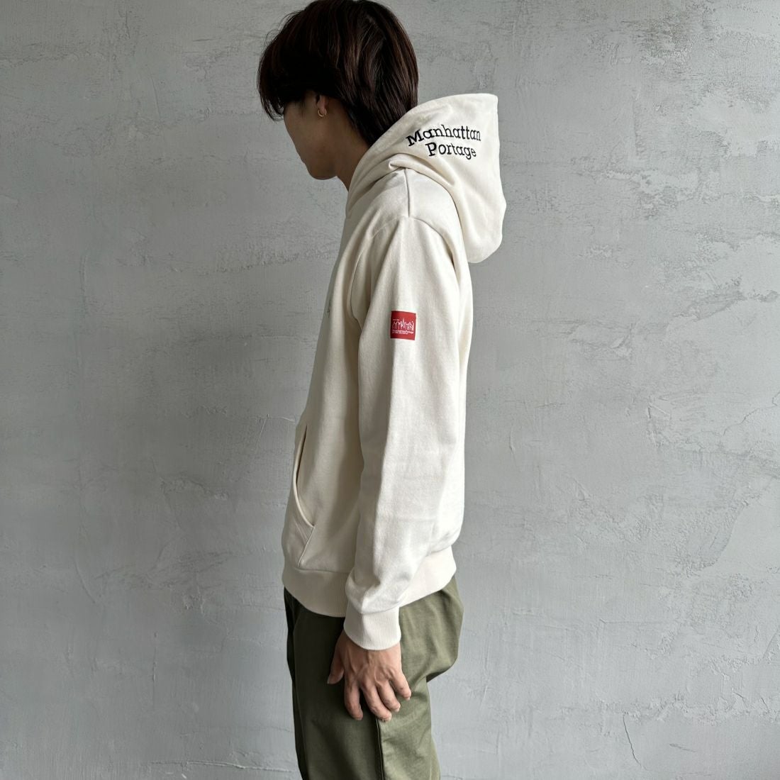 MANHATTAN PORTAGE [マンハッタンポーテージ] 別注 フードロゴ刺繍 スウェットパーカー [23FWMP-IN42-JF] IVORY &&モデル身長：179m 着用サイズ：M&&